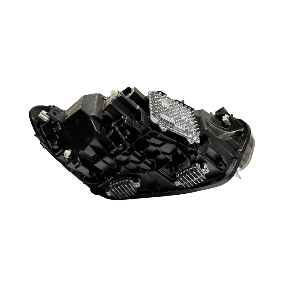 شماره فنی حک شده روی بدنه چراغ جلو بی ام و F20